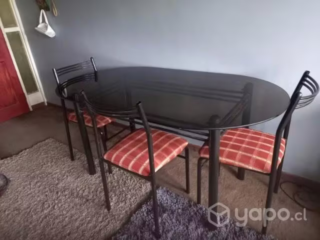 <p>Mesa de vidrio con 4 sillas</p>