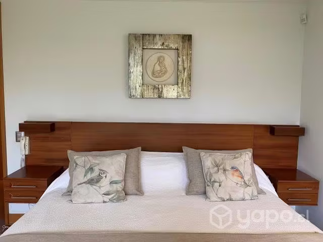 <p>Respaldo de cama flotante con veladores</p>