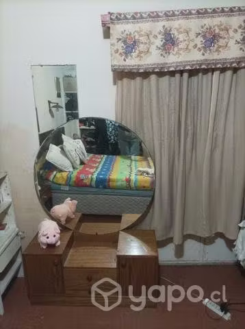 <p>Espejo grande con mueble</p>