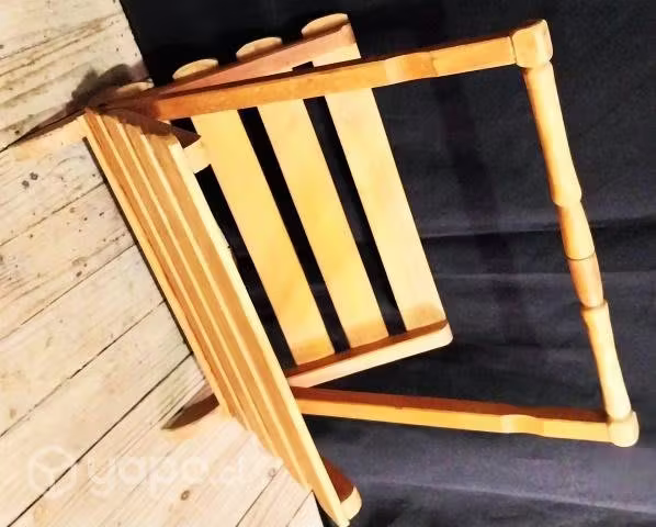 <p>Revistero de madera</p>