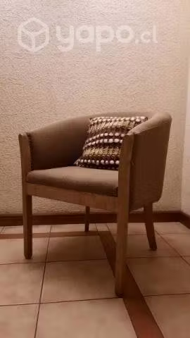 <p>Sitial madera y tapiz verde musgo</p>