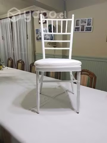 <p>SILLAS CHIAVARI CON COJIN nunca usadas</p>