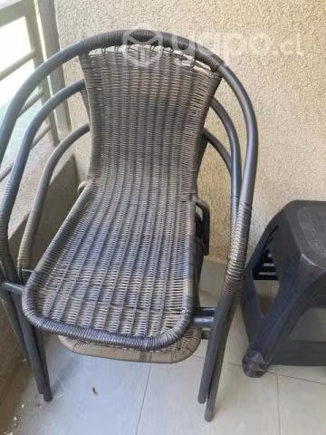 <p>Sillas de terraza + mesa de vidrio</p>