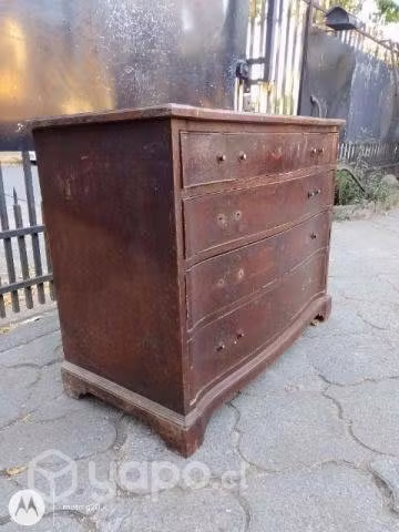 <p>Antigua cómoda de raulí para restaurar</p>