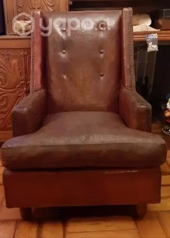 <p>Sillon tipo bergere cuero natural y cojin plumas</p>