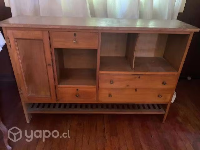 <p>Mueble antiguo de madera</p>