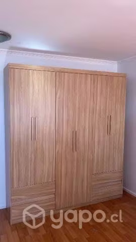 <p>Closet 6 puertas</p>