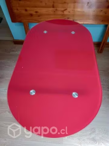<p>Mesa con cubierta vidrio color roja.</p>