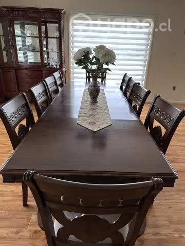 <p>Comedor 8 sillas y 2 sítiales</p>