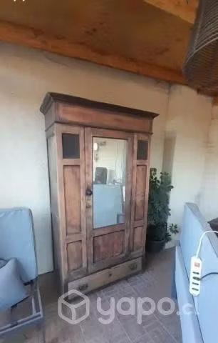 <p>Lindo ropero y lámpara de bronce antigua</p>