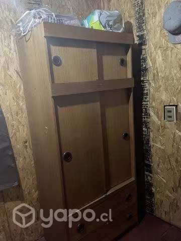 <p>Escritorio y closet</p>