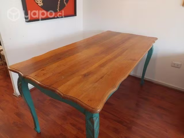 <p>Mesa de comedor de madera natural</p>