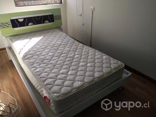 <p>Exclusiva cama, respaldo y velador</p>