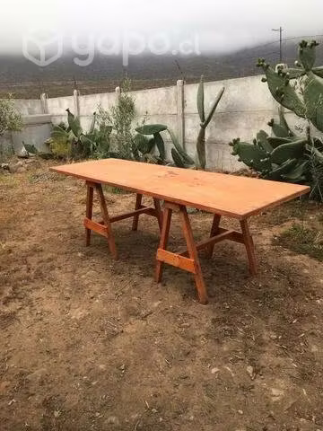 <p>Mesa y bancas con Mantel y caminos</p>