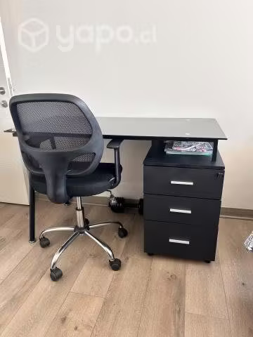 <p>Mesa y silla de escritorio</p>