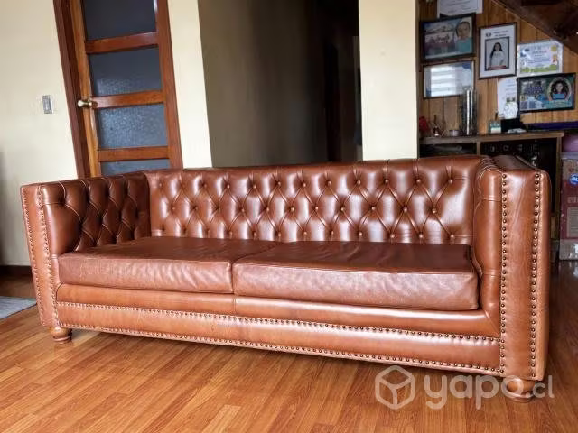 <p>Mueble Sofá capitoné 100% cuero</p>