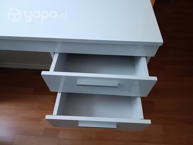 <p>Hermoso escritorio blanco</p>