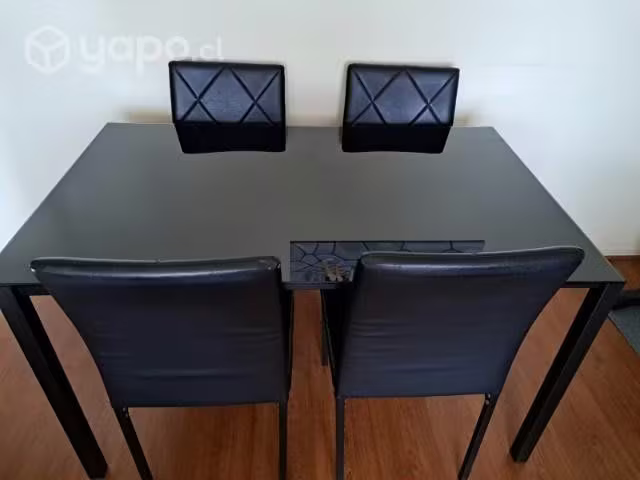 <p>Comedor + 4 sillas</p>