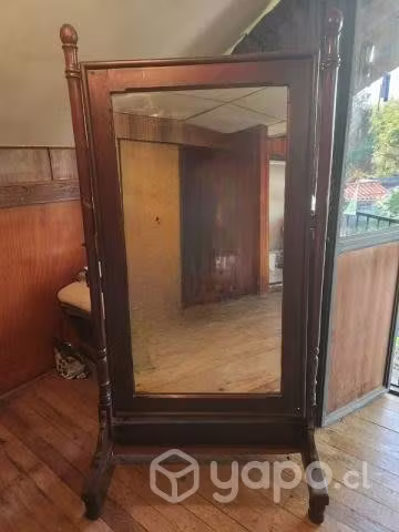 <p>Hermoso espejo de pie</p>