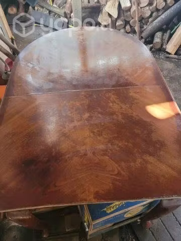 <p>Mesa y dos sillas</p>