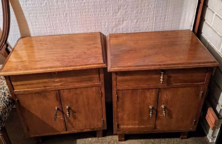 <p>2 veladores antiguos</p>