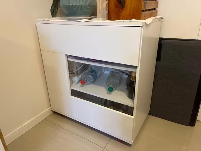 <p>Mueble tipo vitrina</p>