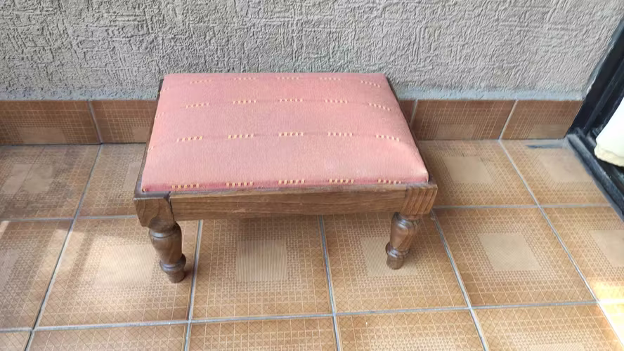 <p>Banqueta de madera pequeña</p>