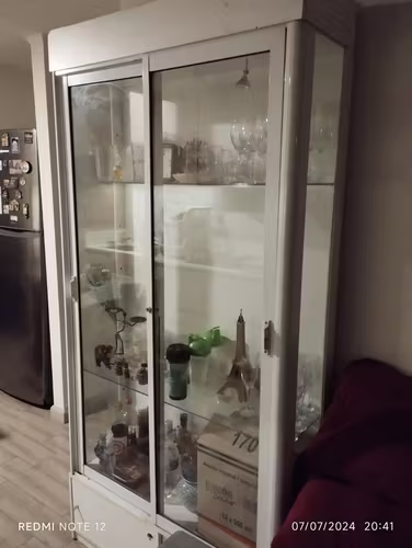 <p>Vitrina con luz</p>