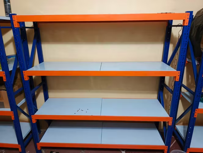 <p>estantes metalicos</p>