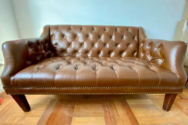 <p>Sillón capitoné usado</p>