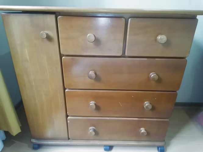 <p>Mudador - cómoda de madera con cajones y ruedas.</p>