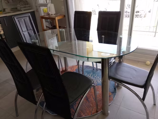 <p>Vendo comedor usado con mesa de vidrio</p>