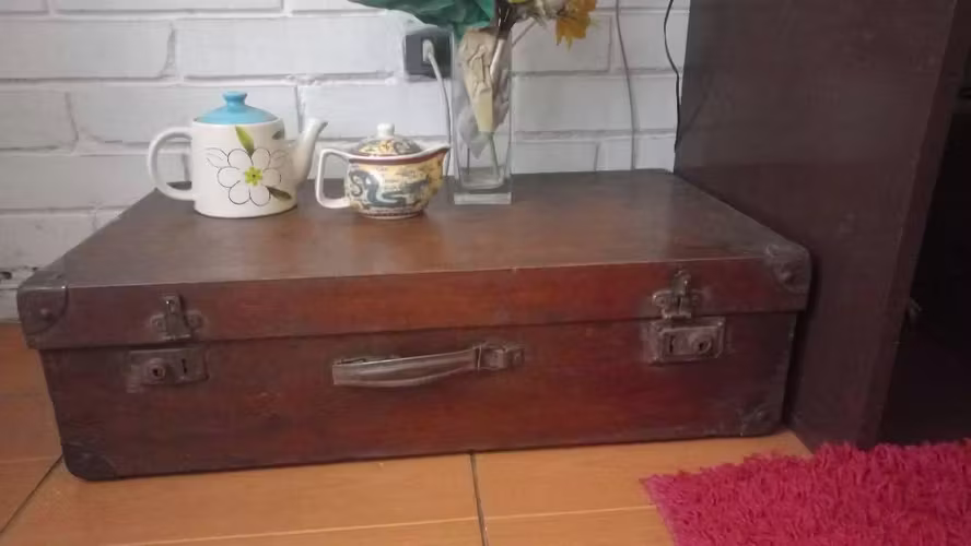 <p>Vendo maleta antigua de madera</p>