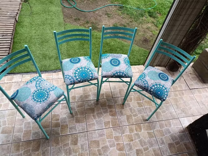 <p>4 sillas metalicas</p>