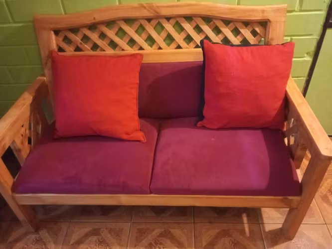 <p>Sillones rústicos de madera</p>