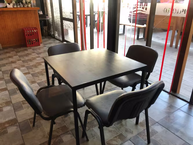 <p>10 mesas y 30 sillas italianas para restaurante, cafetería</p>