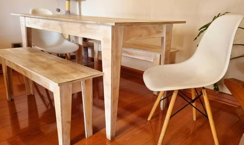 <p>Juego de comedor de albayalde con 2 bancas y 2 sillas</p>