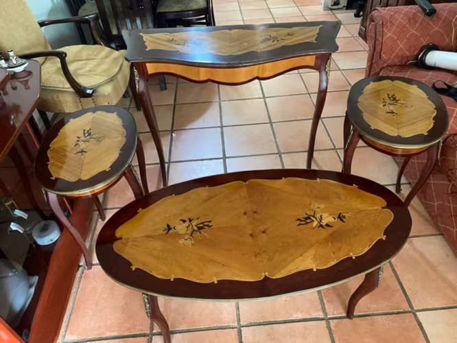 <p>Fino juego de mesas</p>