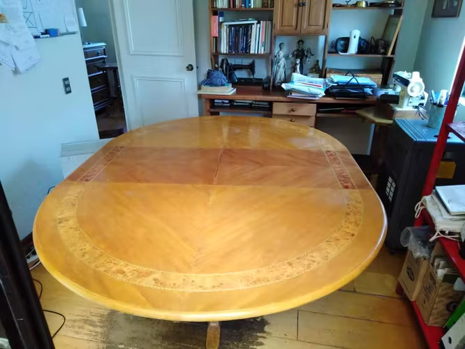 <p>MESA DE COMEDOR REDONDA AMPLIABLE A OVALADA</p>