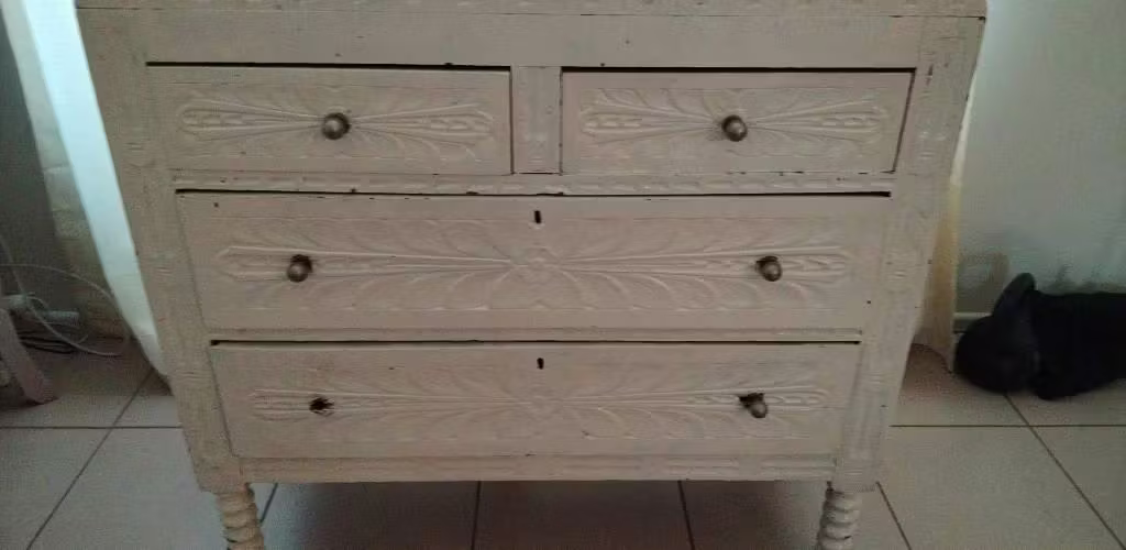 <p>Muble de madera tallado de flores</p>