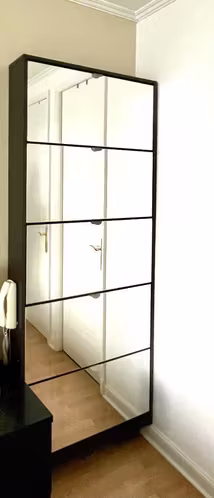 <p>Zapatero con espejo negro</p>