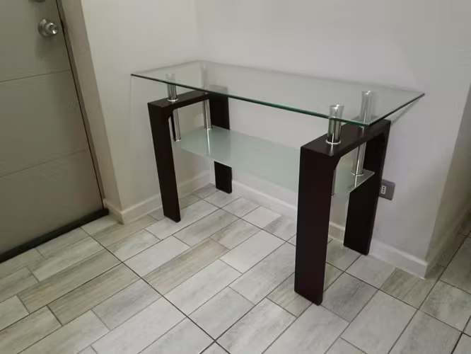 <p>Linda mesa arrimo vidrio impecable</p>