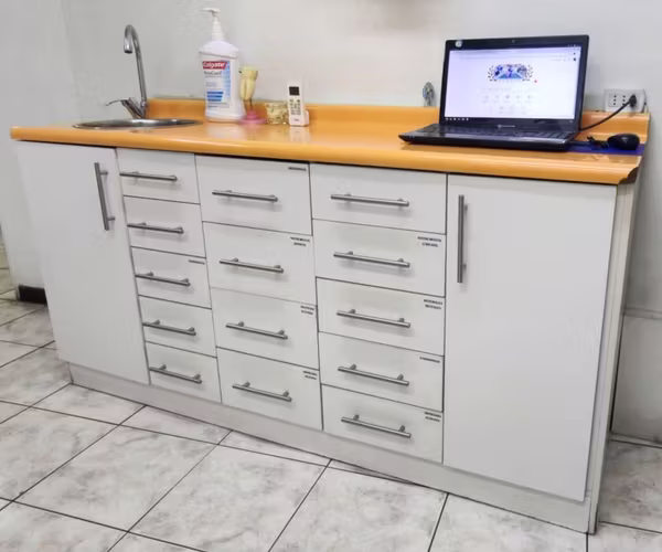 <p>Muebles (2) de clínica dental con 2 lavamanos de acero</p>