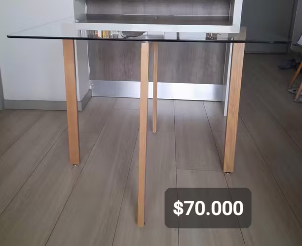 <p>Mesa de comedor 1m x 1m</p>