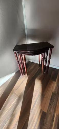 <p>Juego de mesas auxiliares</p>