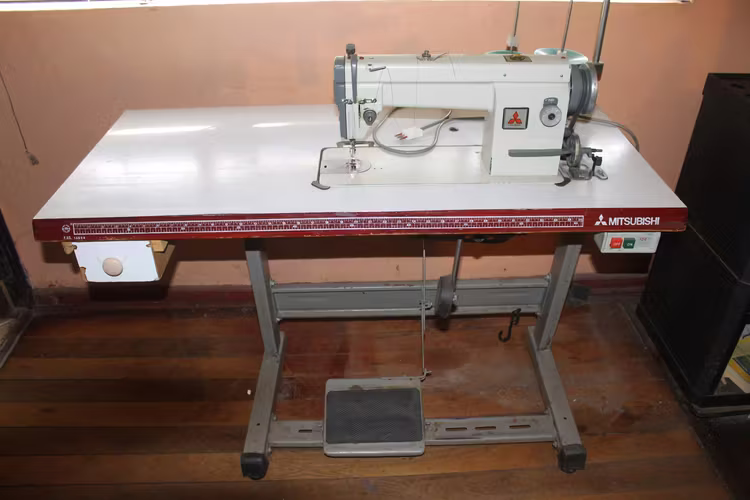 <p>MAQUINA INDUSTRIAL MITSUBISHI</p>