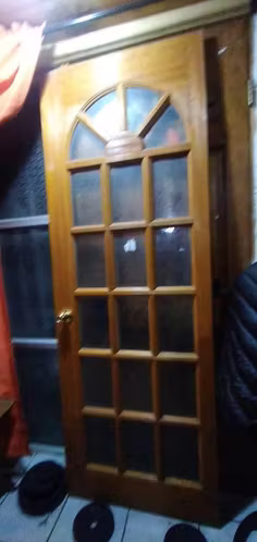 <p>Puerta con vidrio chapa y visagra</p>