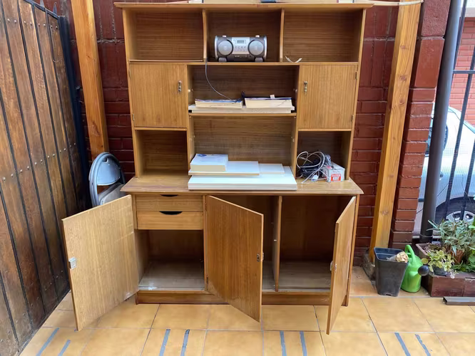 <p>Librero con repisas y cajoneras</p>