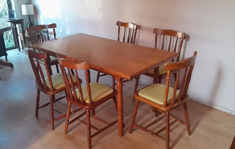 <p>Comedor recién restaurado 6 sillas, muy sólido en madera importada, veta similar a alerce</p>