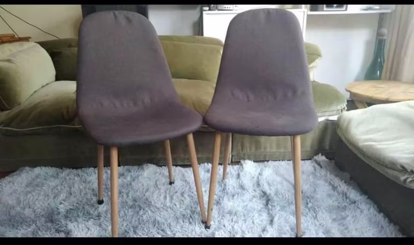 <p>4 Sillas comedor+1 por reparar</p>